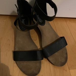 Bucco, Black, Sandor w/ Ankle Strap, Zipper Back, 1 inch Wedge, 7.5